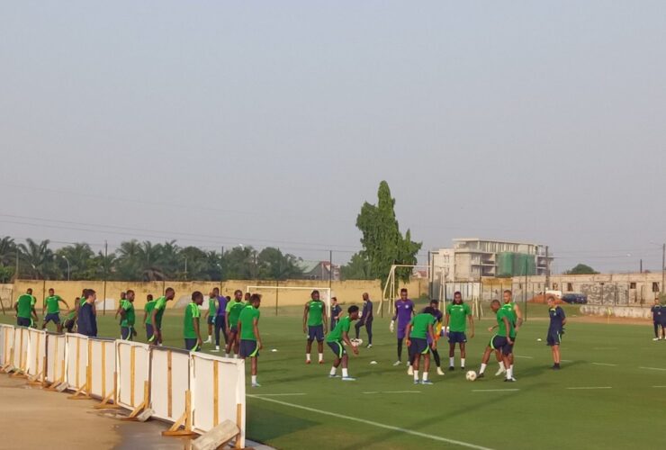 Super Eagles in their final training session at the Police Nationale Ecole de Police D’ Abidjan on Friday ahead of their Round of 16 clash against the Indomitable Lions of Cameroon on Saturday. (Photo Credit: NAN)