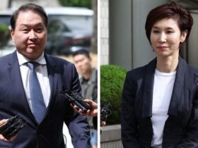 SK Group Chairman Chey Tae-won, left, attends a hearing for his ongoing divorce suit with estranged wife Roh So-young, at the Seoul High Court, April 16. Photo: Korea Times/Yonhap