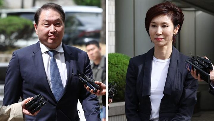 SK Group Chairman Chey Tae-won, left, attends a hearing for his ongoing divorce suit with estranged wife Roh So-young, at the Seoul High Court, April 16. Photo: Korea Times/Yonhap