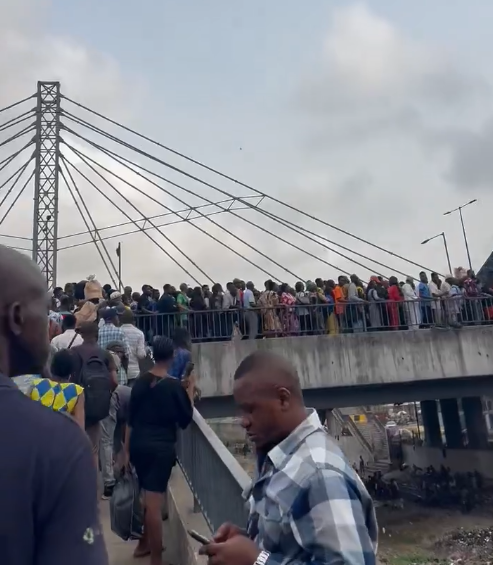 Congestion at Oshodi pedestrian bridge